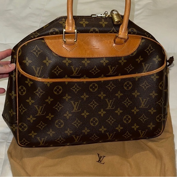 Louis Vuitton Handbags - Louis Vuitton Deauville Authentic LIKE NEW